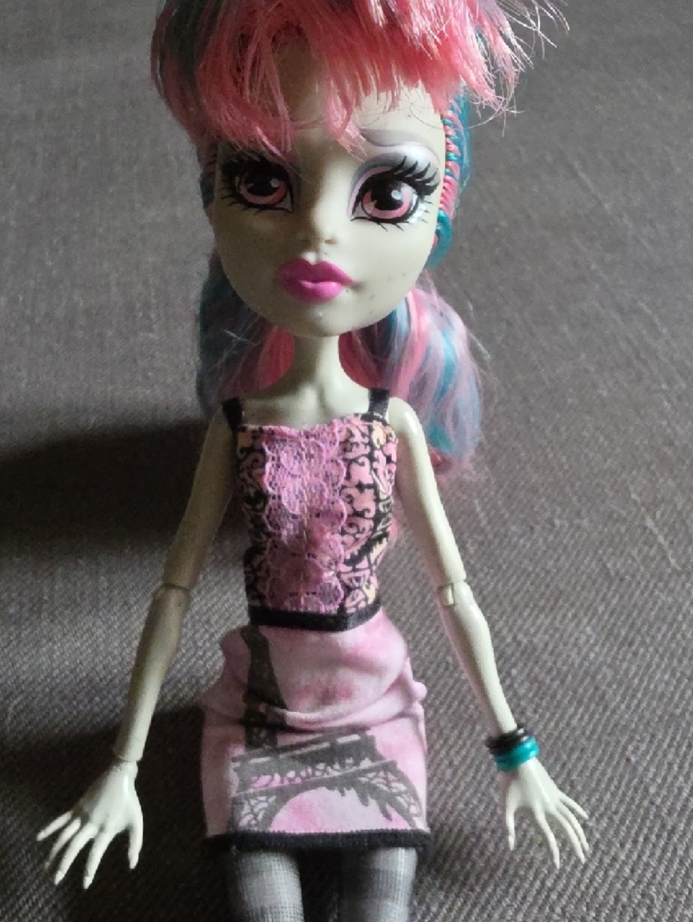 Monster High Doll- Rochell Goyle - Picture 3 of 7